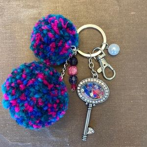 ✨sold✨Pom Pom keychain